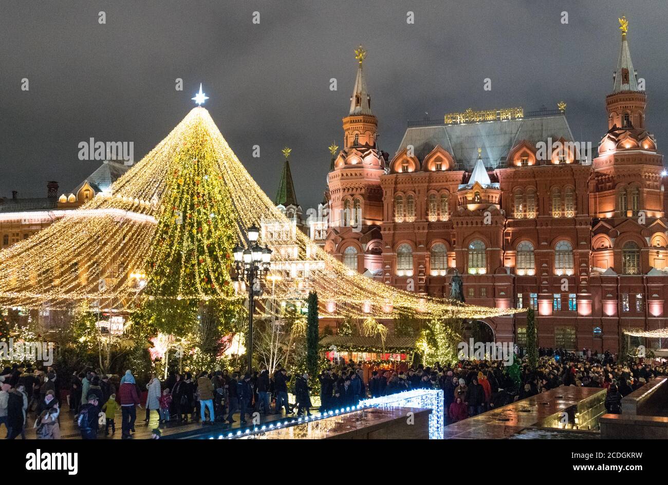 Fête du nouvel an et de Noël devant le Musée historique de l'État, Moscou, Russie Banque D'Images