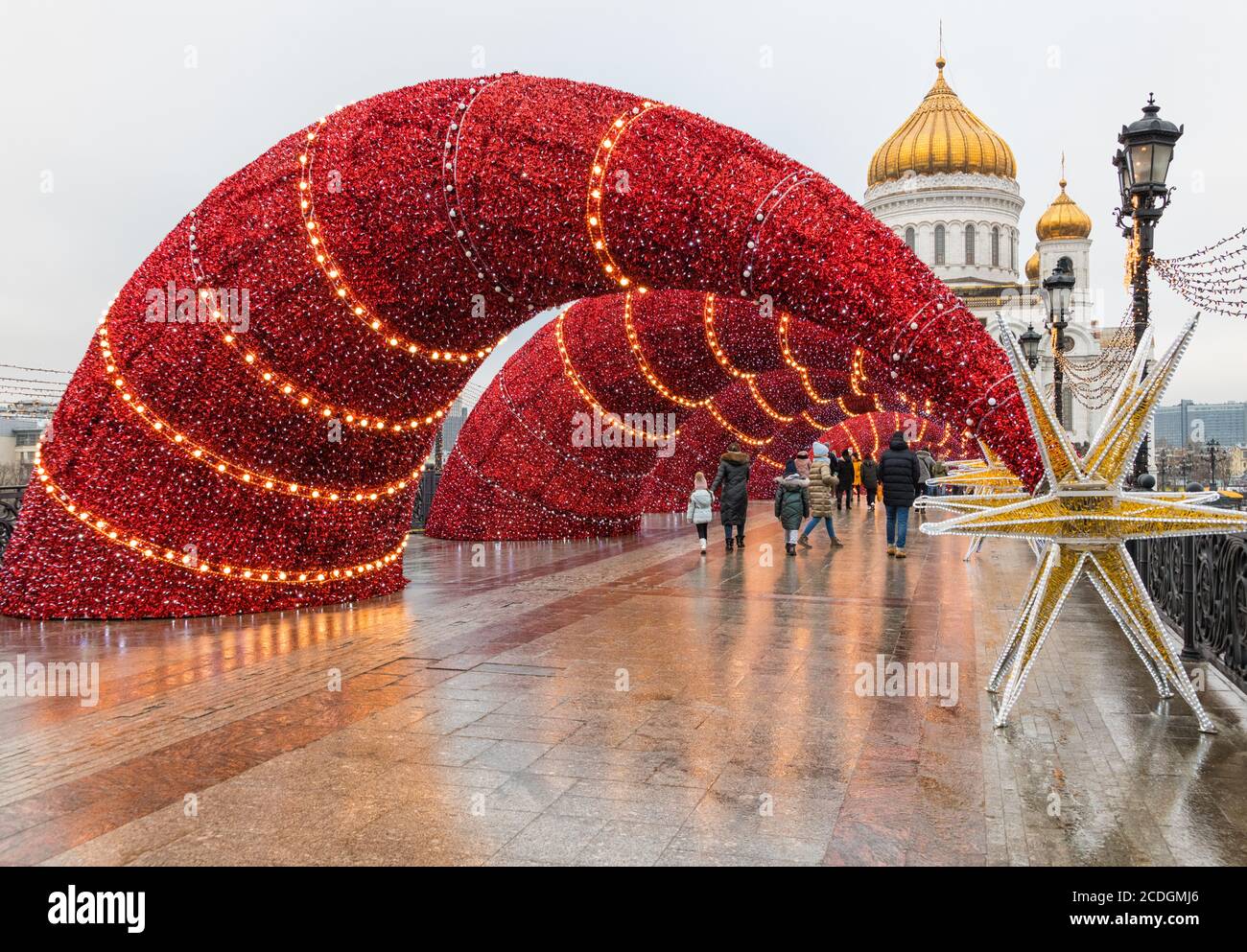 Décorations de Noël et du nouvel an sur le pont Patriarshy, avec la Cathédrale du Christ Sauveur en arrière-plan, Moscou, Russie Banque D'Images