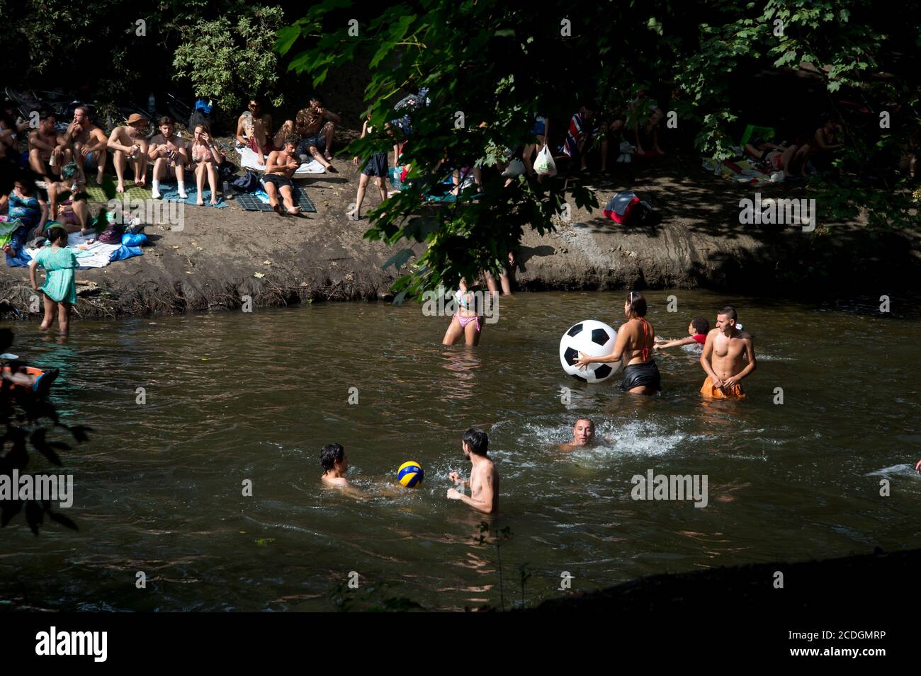 Marais Hackney dans un après-midi chaud d'août. Les jeunes jouent avec une balle dans l'eau Banque D'Images