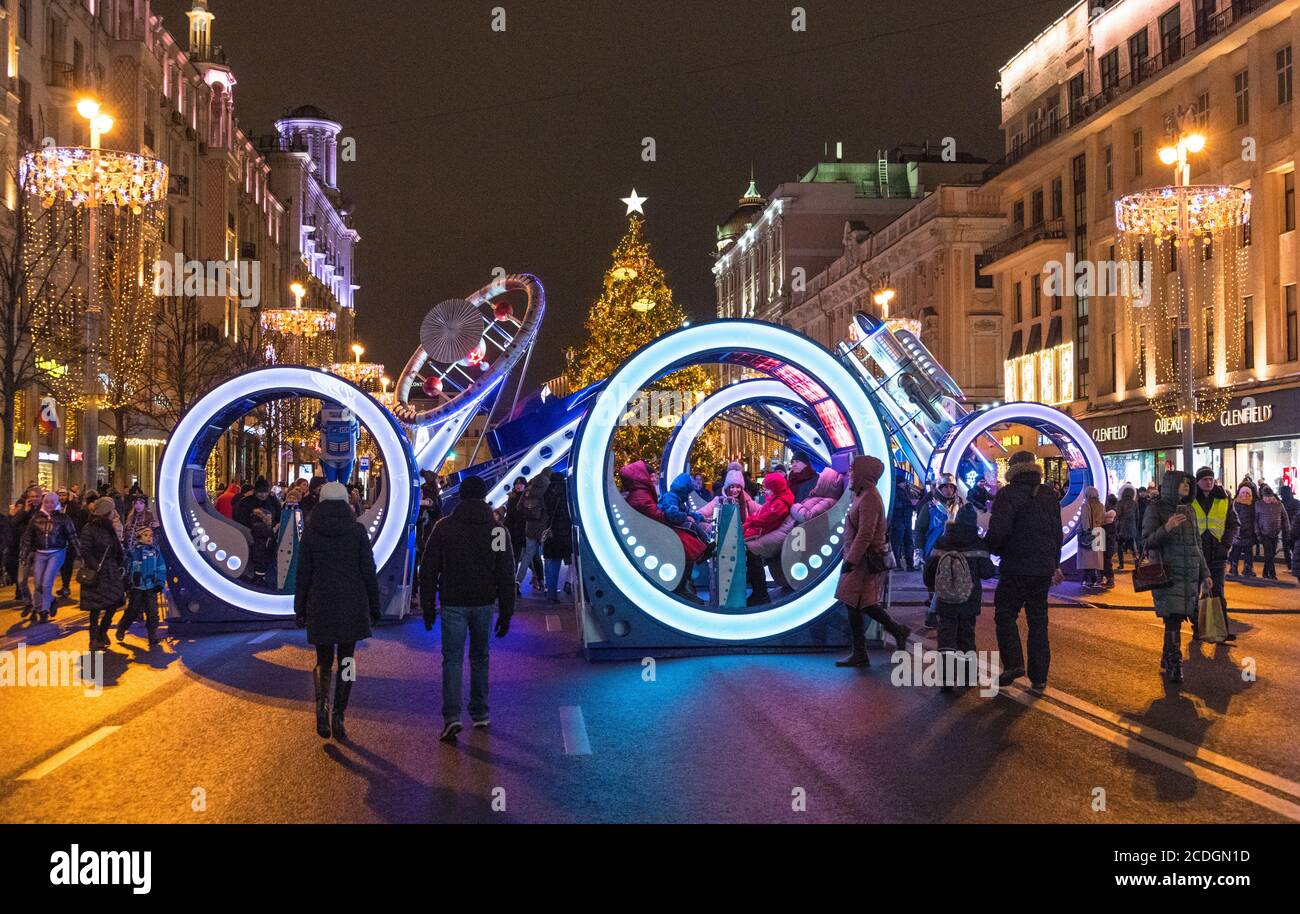 Thème de l'espace nouvel an et décorations de Noël sur la rue Tverskaya, Moscou, Russie Banque D'Images