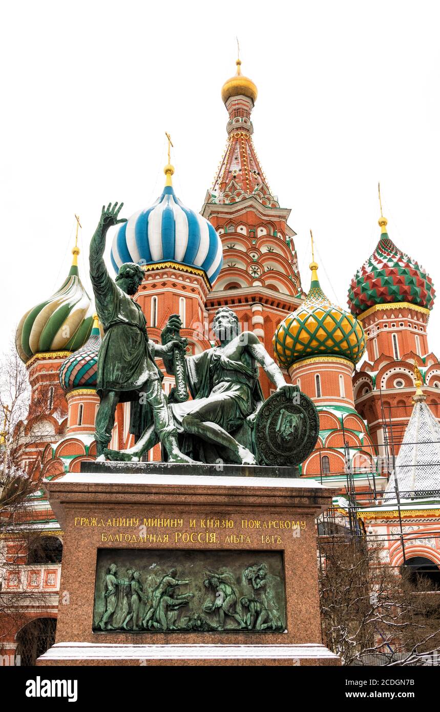 Le Monument à Minin et Pozharsky devant la cathédrale Saint-Basile sur la place Rouge, Moscou, Russie Banque D'Images