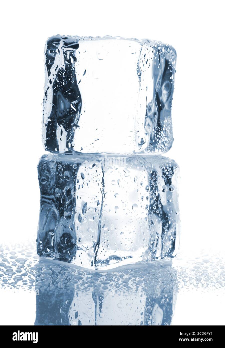 Deux des cubes de glace avec de l'eau gouttes Banque D'Images