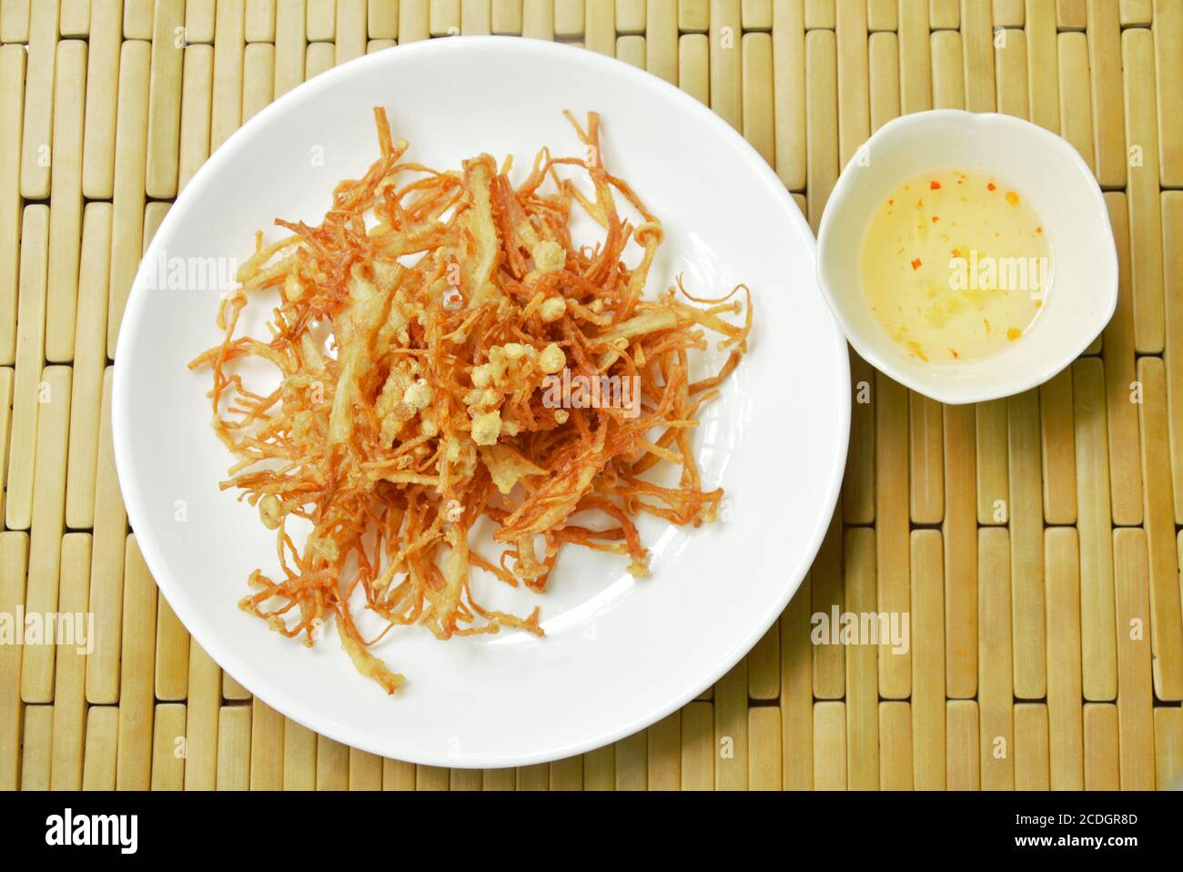 champignons croustillants frits sur plaque trempant de la sauce sucrée Banque D'Images