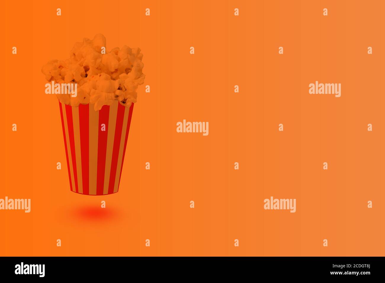 fond orange minimal cinématographique avec pop-corn et espace de copie libre : concept de publicité de cinéma Banque D'Images