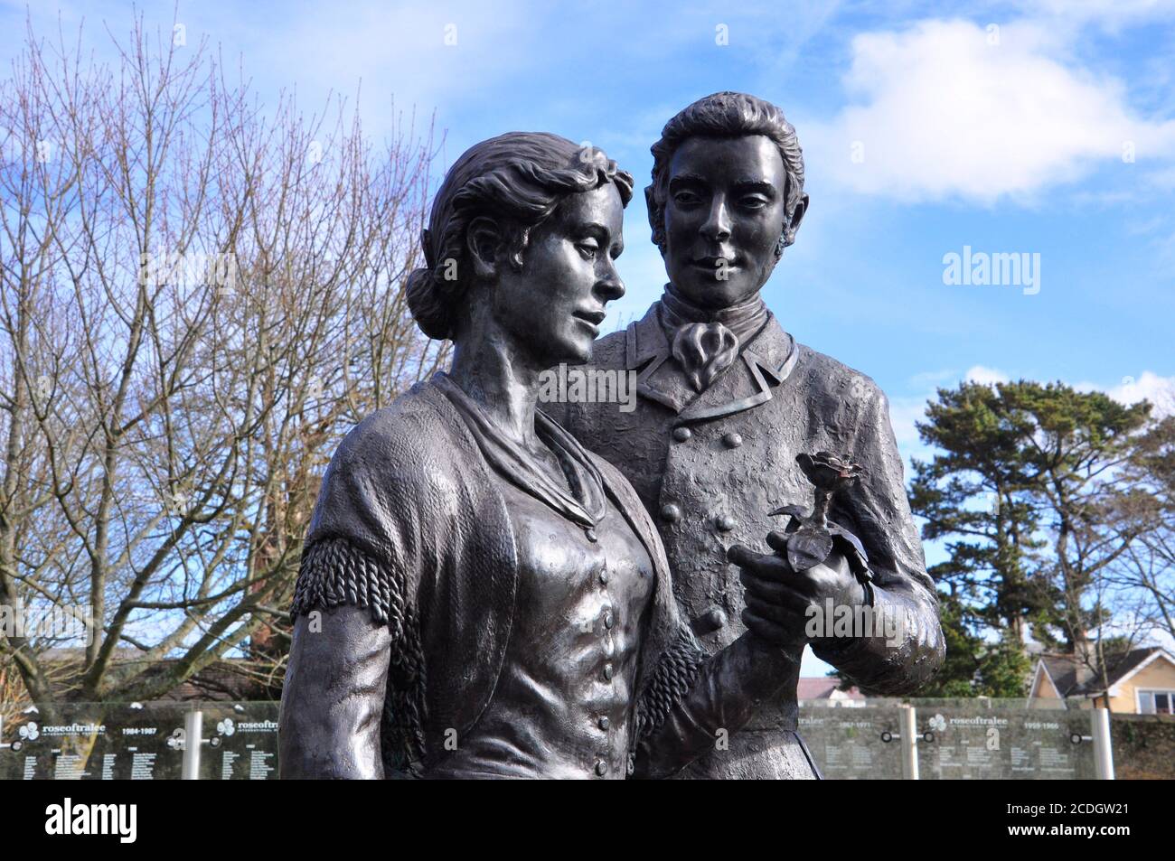 Statue de rose de Tralee dans le jardin des roses dans le parc de la ville de Tralee. Rose de Tralee Memorial (2009) de Mary O’Connor, la première Rose de Tralee et son fi Banque D'Images
