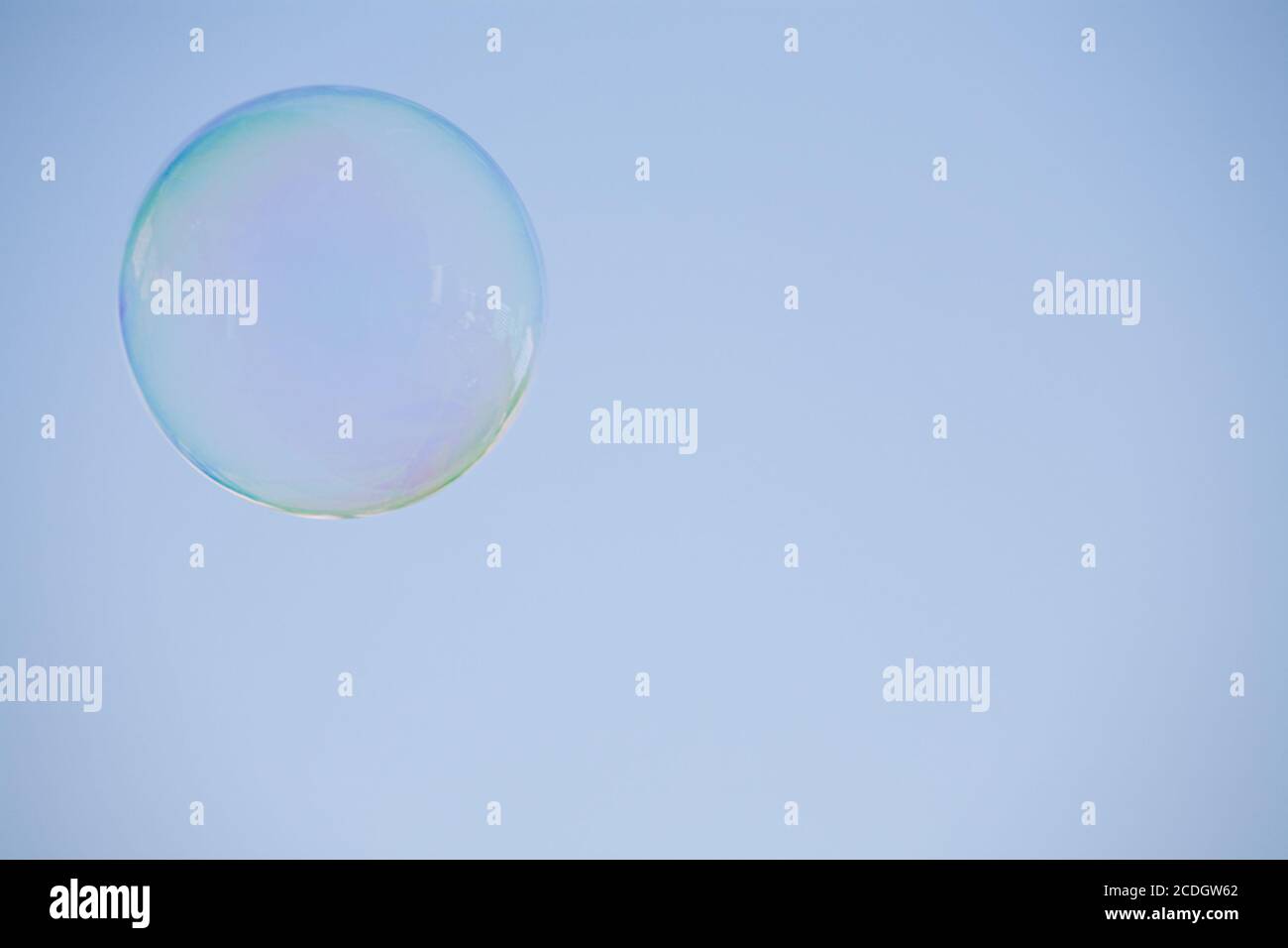 bulle transparente avec réflexions sur un fond de ciel bleu Banque D'Images
