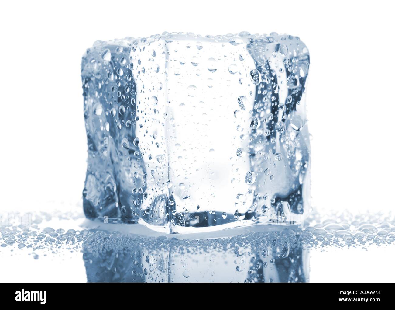 Un seul cube de glace avec gouttes d'eau Banque D'Images
