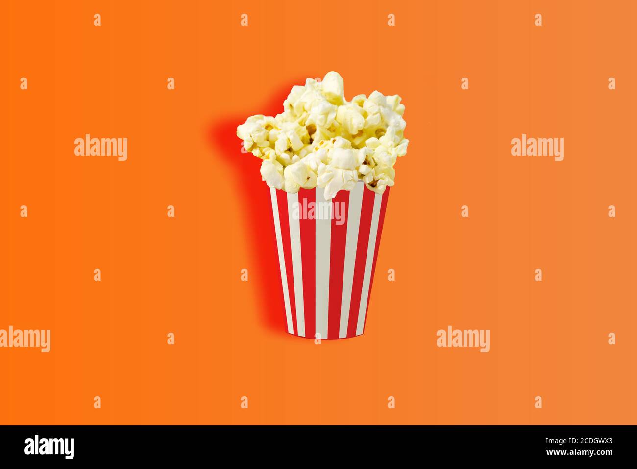 Popcorn volant 3D sur fond d'éclairage orange: Cinéma concept minimal : illustration 3D Visualisation professionnelle de la créativité Banque D'Images