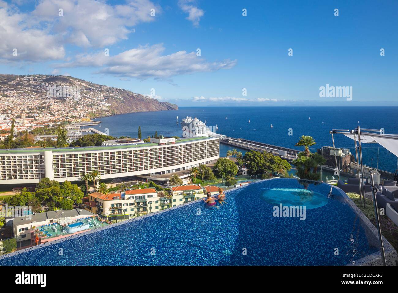 Portugal, Madère, Funchal, vue depuis le Nouveau Royal Savoy Hotel piscine à débordement sur le toit en direction du Pestana Casino Hotel et du terminus des bateaux de croisière Banque D'Images
