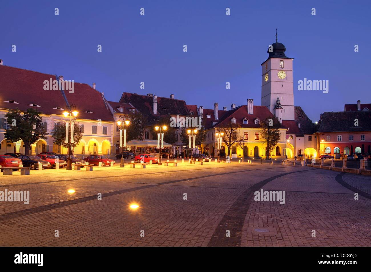 Scène nocturne de la petite place (Piata Mica) dans la ville historique de Sibiu, Roumanie. Banque D'Images
