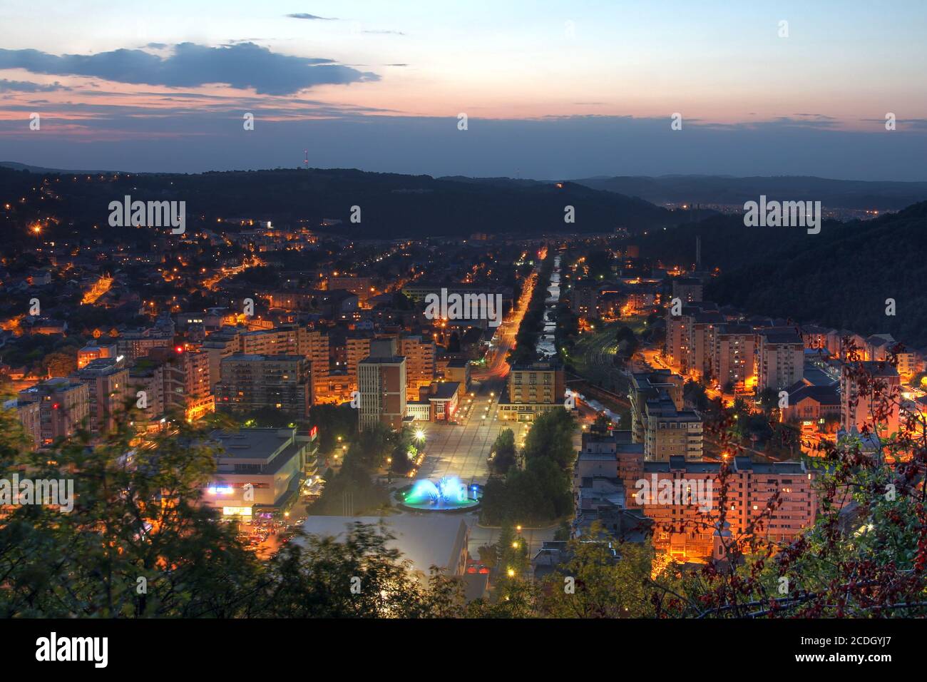 Coucher de soleil sur la ville industrielle de Resita, dans l'ouest de la Roumanie, vu d'un point de vue élevé. Banque D'Images