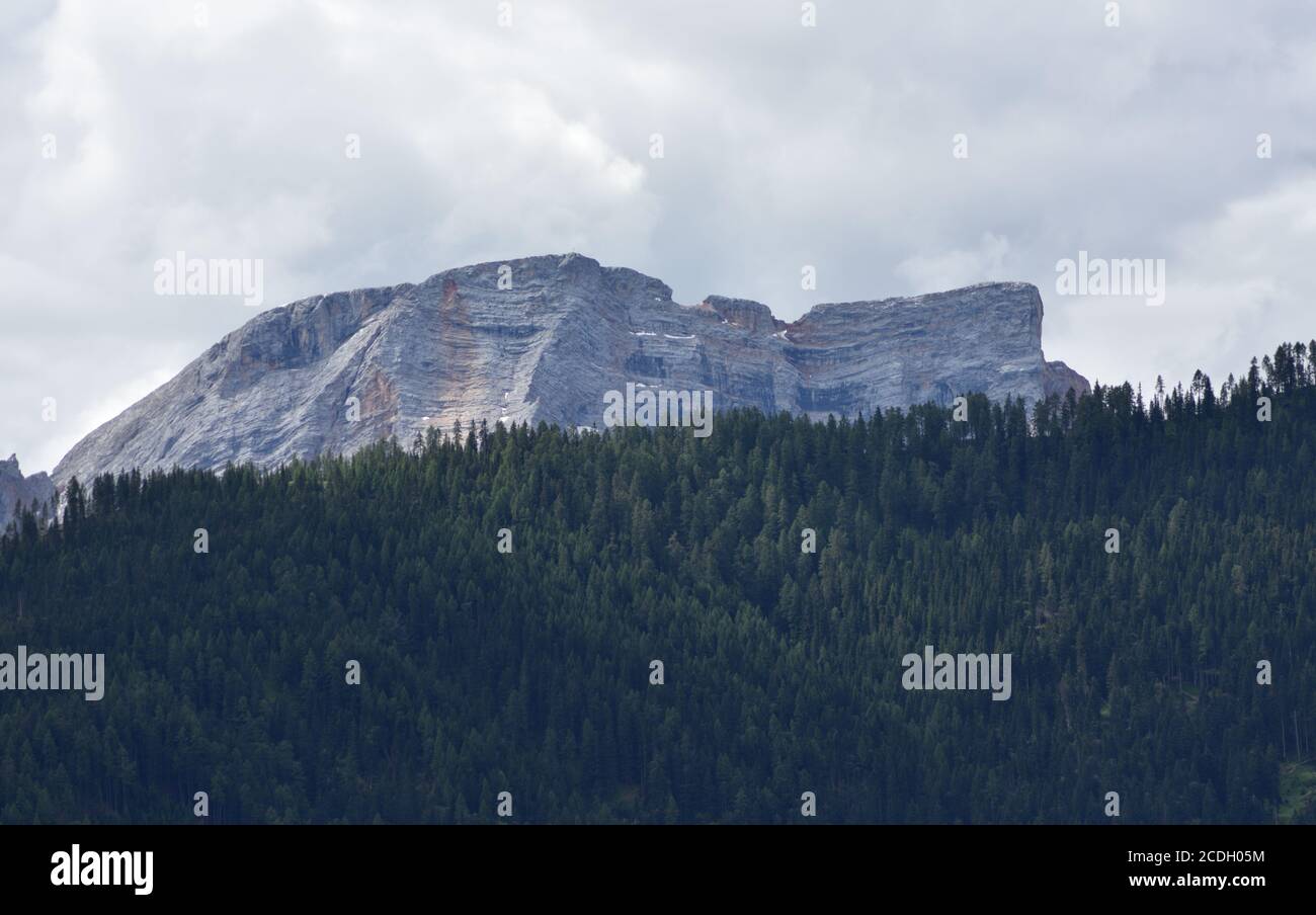 Massif de Croda del Becco, la montagne qui surplombe le lac Braies Banque D'Images