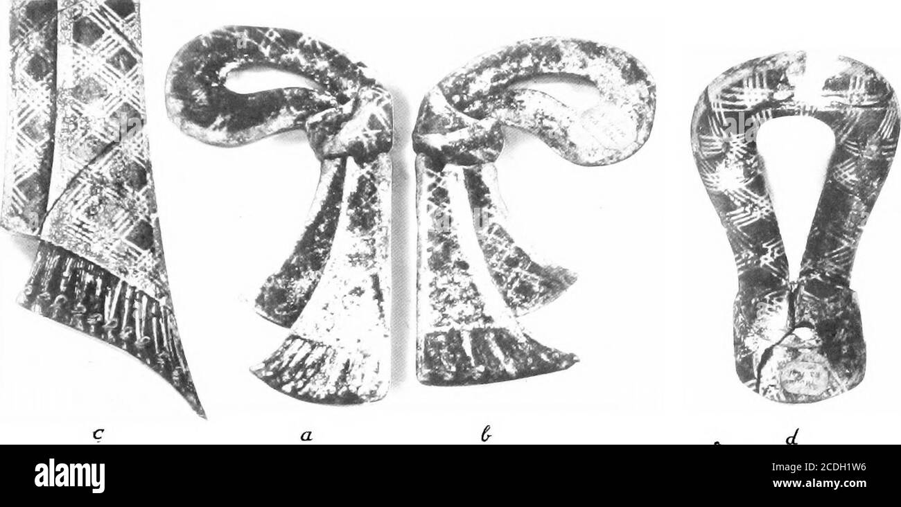 . Le palais de Minos : un compte-rendu comparatif des étapes successives de la civilisation crétoise ancienne comme illustré par les découvertes de Knossos . Figure 308. SacralKnot d'Ivoire. S.E.House, f). Pour qui ils ont été exécutés avec la permission du Dr Staespermission. Le Dr Karo offre la suggestionqu'ils étaient liés à la carte de fées trouvée dans cette tombe (voir ci-dessous, p. 482), et le fait que la boucle de quellele dos est montré dans la Fig. 347, p. 484 ci-dessous. M. M. III RÉGION DE WEST PALACE ; DOUBLE AX CULT 431 nexion avec l'utilisation rituelle de Minoan est illustrée par une série d'exemples d'onsignets et de sceau i Banque D'Images