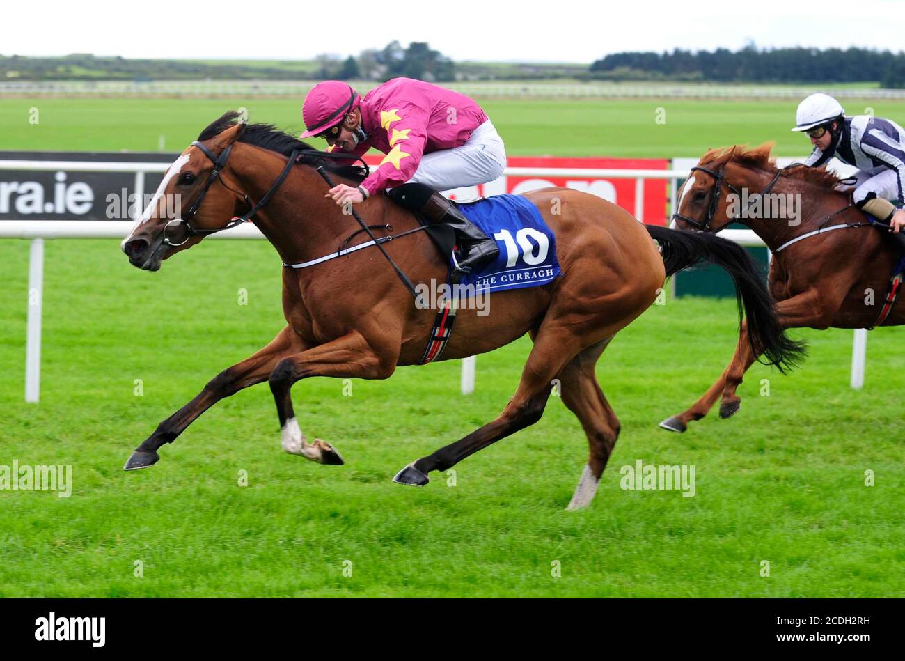 Des nuits tonitruantes, criblées par Shane Crosse, remportent les Snow Fairy Fillies Stakes au Curragh Racecourse. Banque D'Images