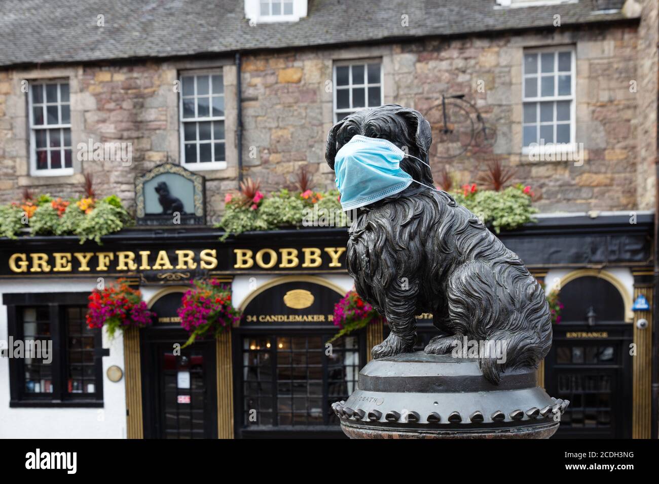 Covid 19 Royaume-Uni; la statue de Greyfriars Bobby avec un masque facial pendant la pandémie du coronavirus, Edinburgh Écosse Royaume-Uni Banque D'Images