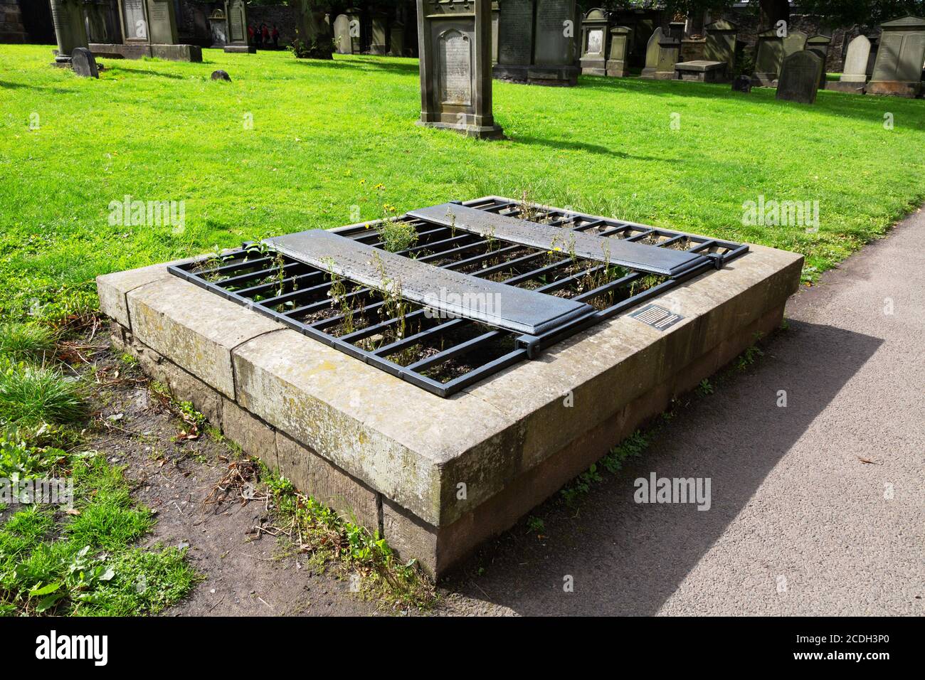 A Mortsafe - un mécanisme de protection des tombes contre les tombes incarnée par Burke et Hare dans les années 1800 ; Greyfriars kirkyard, Edinburgh Scotland Royaume-Uni Banque D'Images