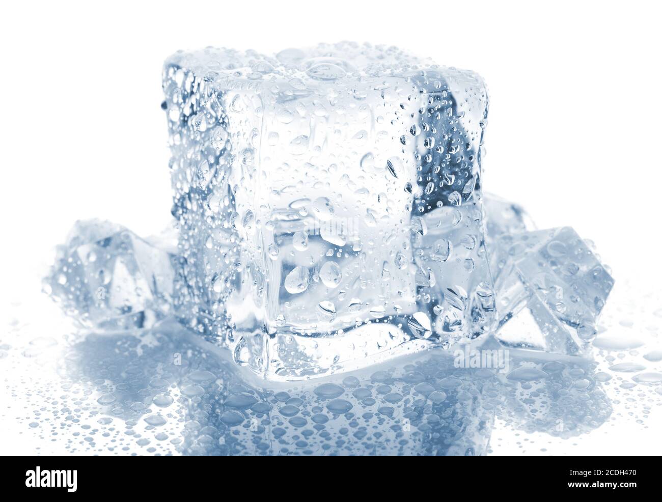 Des cubes de glace avec de l'eau gouttes Banque D'Images