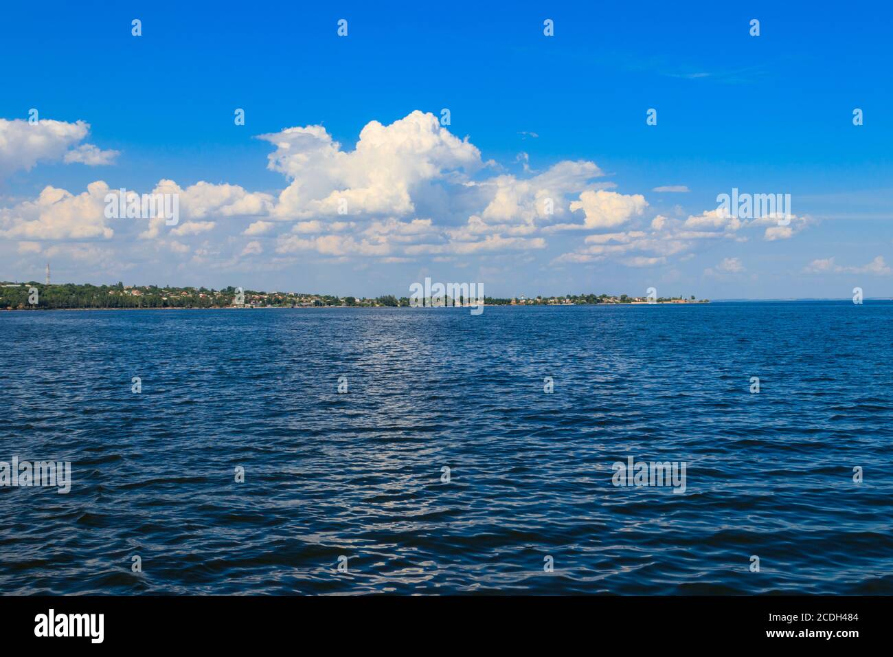 Vue sur la ville de Nikopol depuis le réservoir de Kakhovka, Ukraine Banque D'Images