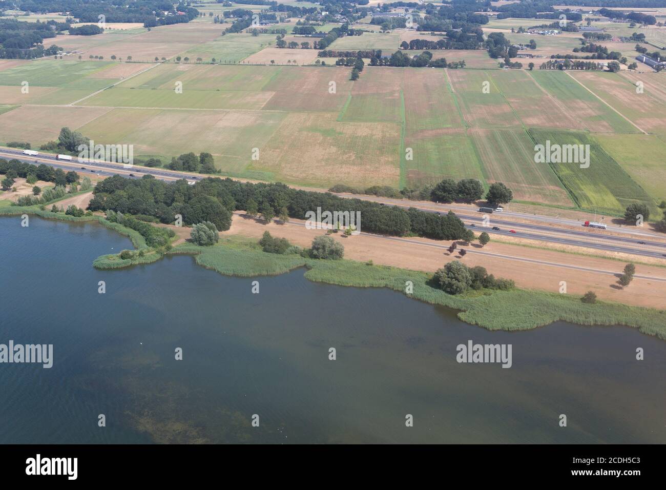 Vue sur l'aéril paysage rural hollandais avec mototway le long du lac Ijsselmeer Banque D'Images