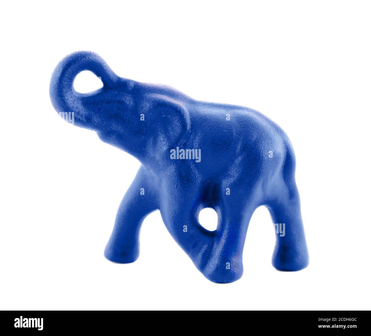 Figurine d'un éléphant bleu isolé sur fond blanc Banque D'Images