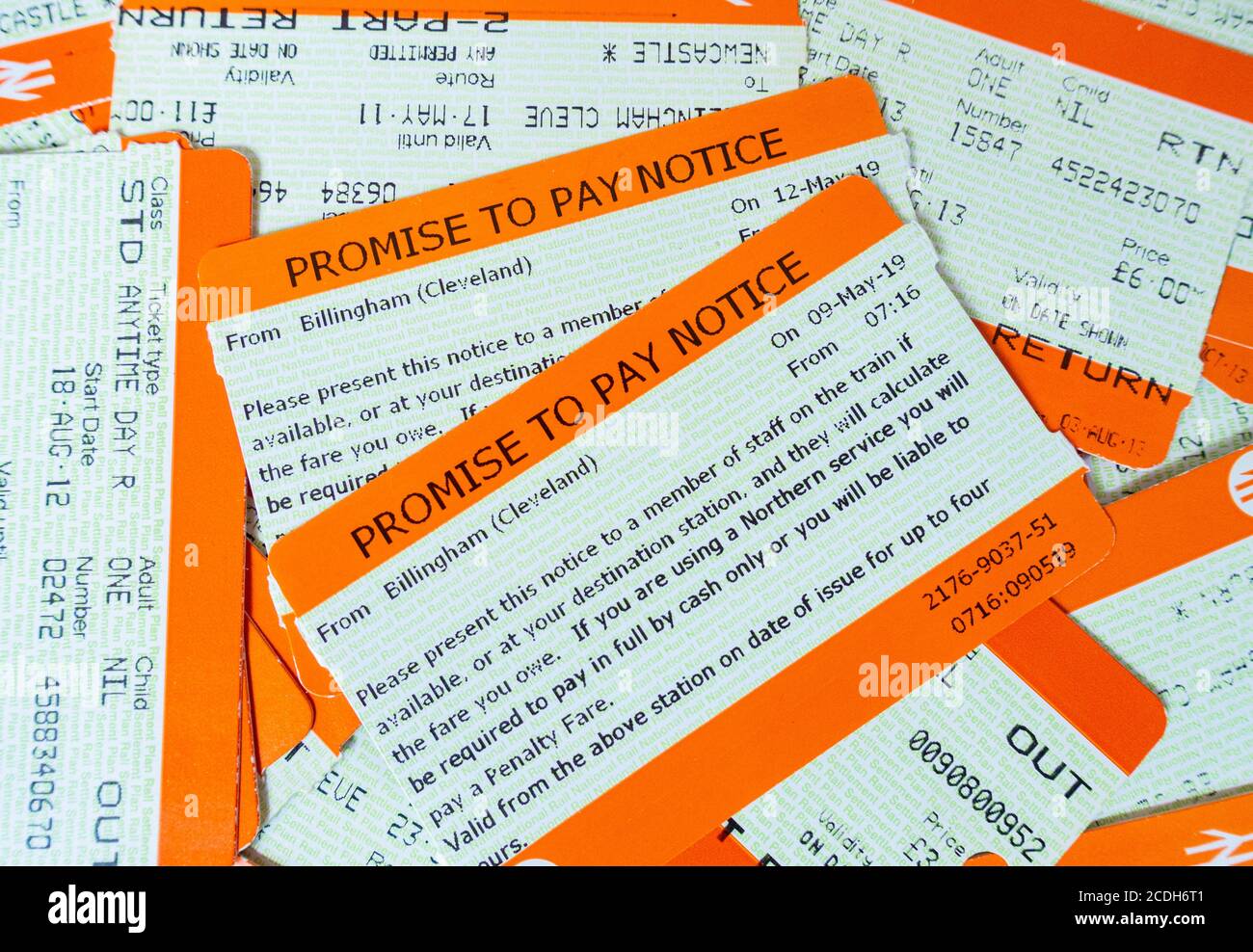 Promettez de payer un billet de préavis pour les trains au Royaume-Uni. Pour les passagers qui ne peuvent pas acheter de billet à partir de la machine à plateforme avec carte de crédit Banque D'Images