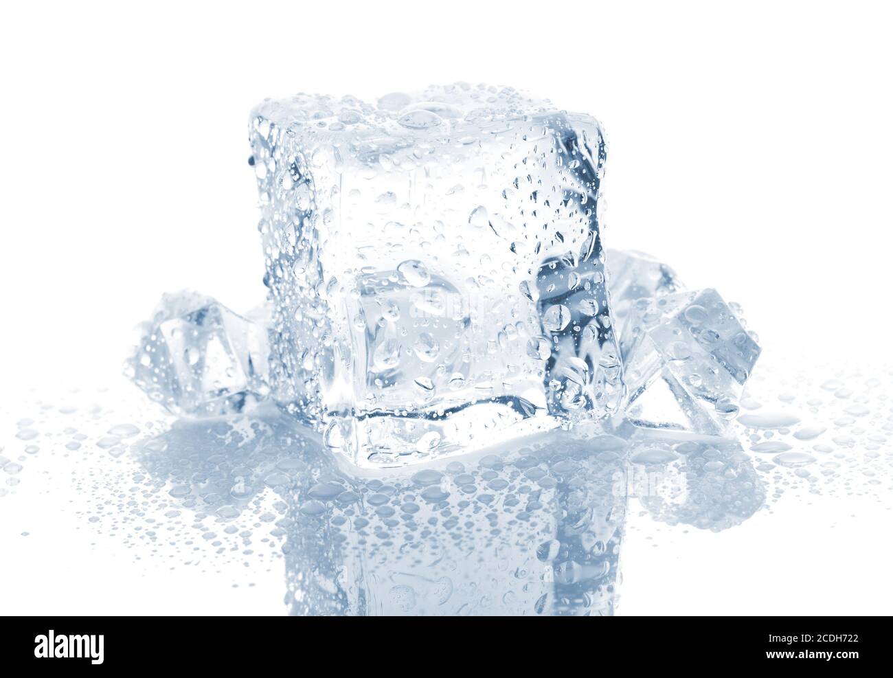 Petit et grand cube de glace avec gouttes d'eau Banque D'Images