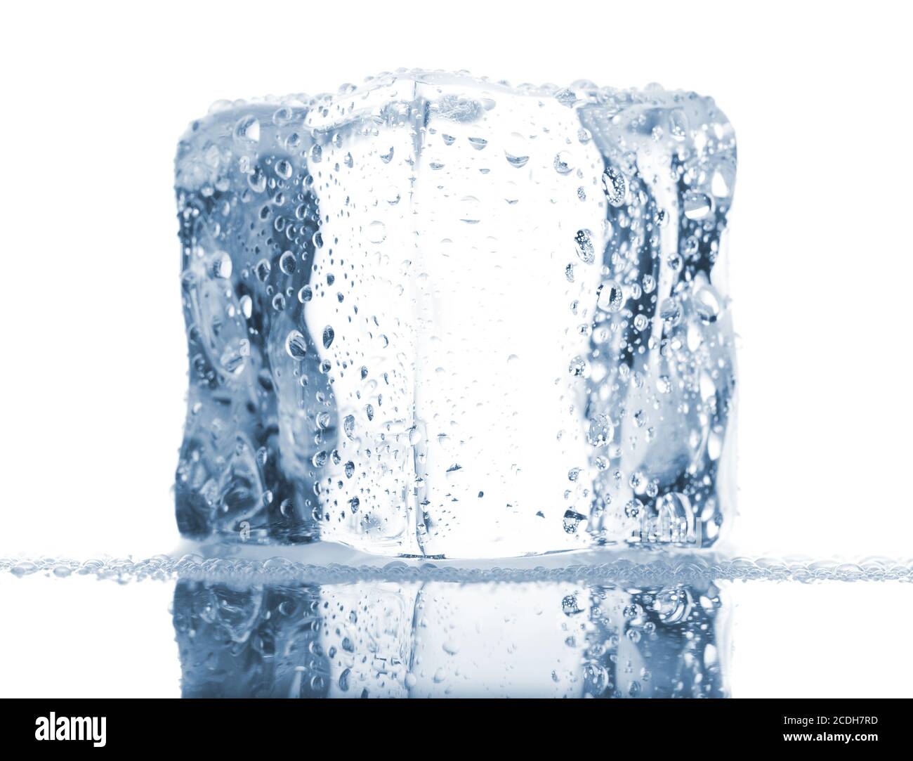 Un seul cube de glace avec gouttes d'eau Banque D'Images