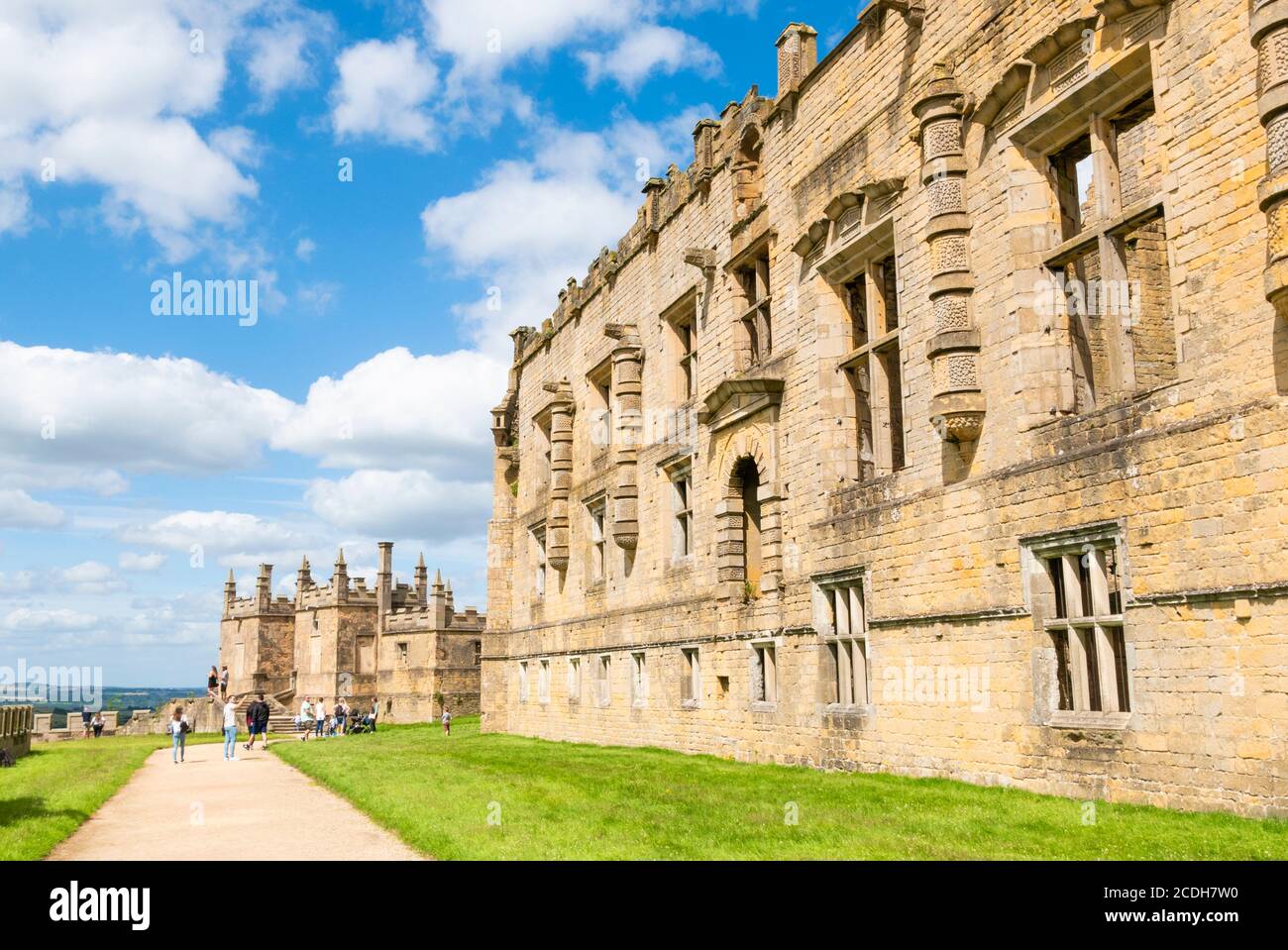 Château de Bolsover, vue le long de la terrasse vers le petit château à Bolsover Castle, Derbyshire, Angleterre, Royaume-Uni, GB, Europe Banque D'Images