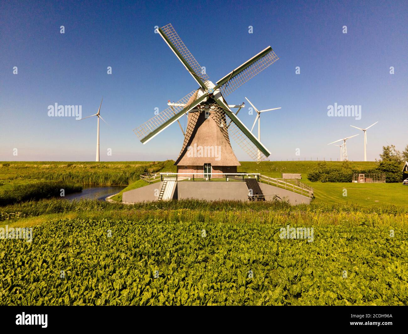 Ancien moulin à vent associé à de nouvelles éoliennes générant de l'énergie propre Banque D'Images