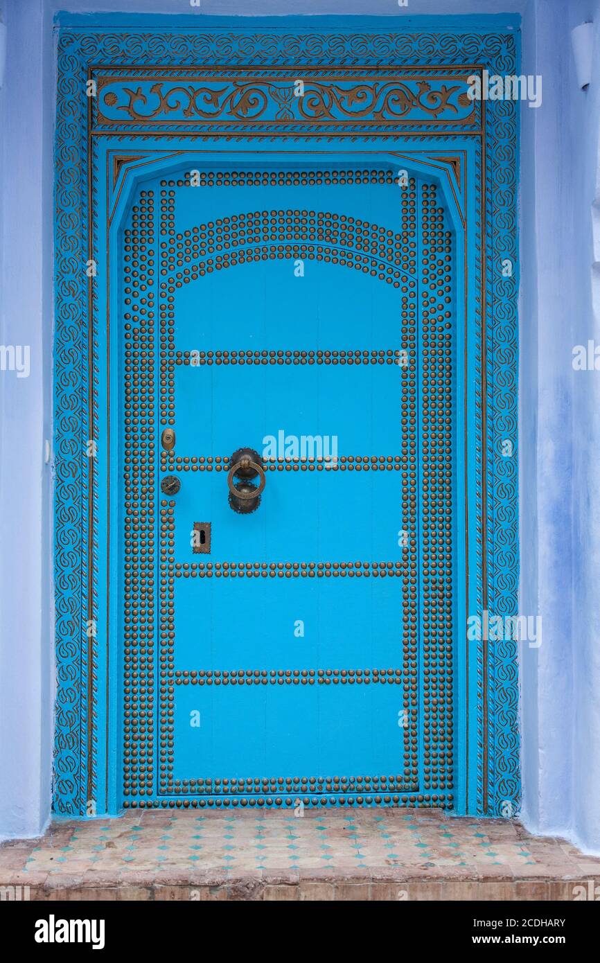 Une ancienne porte en bois peinte en bleu à Chefchaouen, au Maroc Banque D'Images