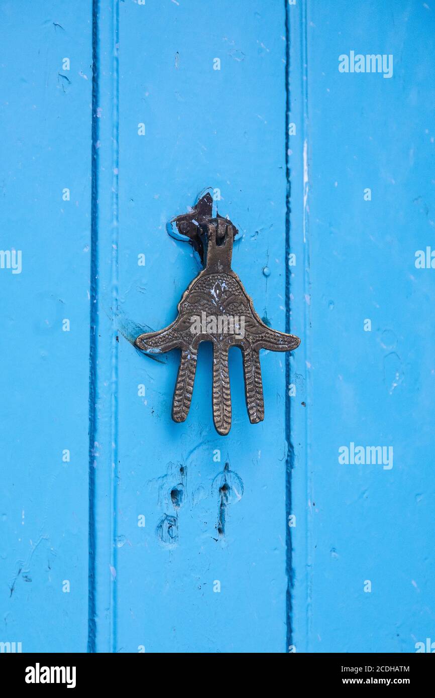 Une porte à défoncer et une ancienne porte en bois peinte en bleu à Chefchaouen, Maroc Banque D'Images
