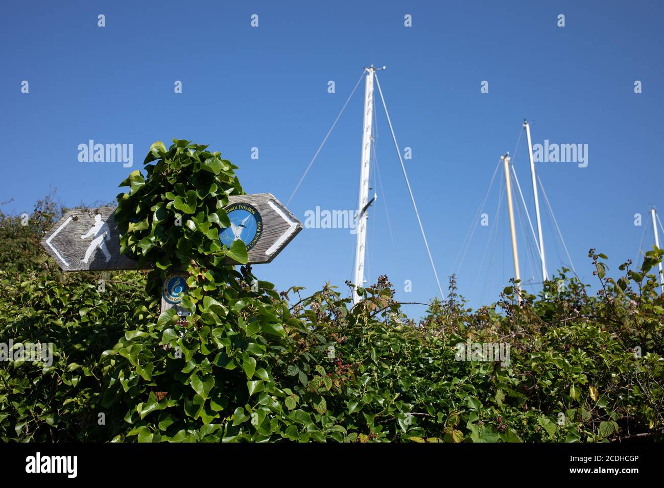 Un panneau de signalisation pour le sentier côtier de l'île d'Anglesey à Holyhead, Anglesey, pays de Galles, Royaume-Uni Banque D'Images