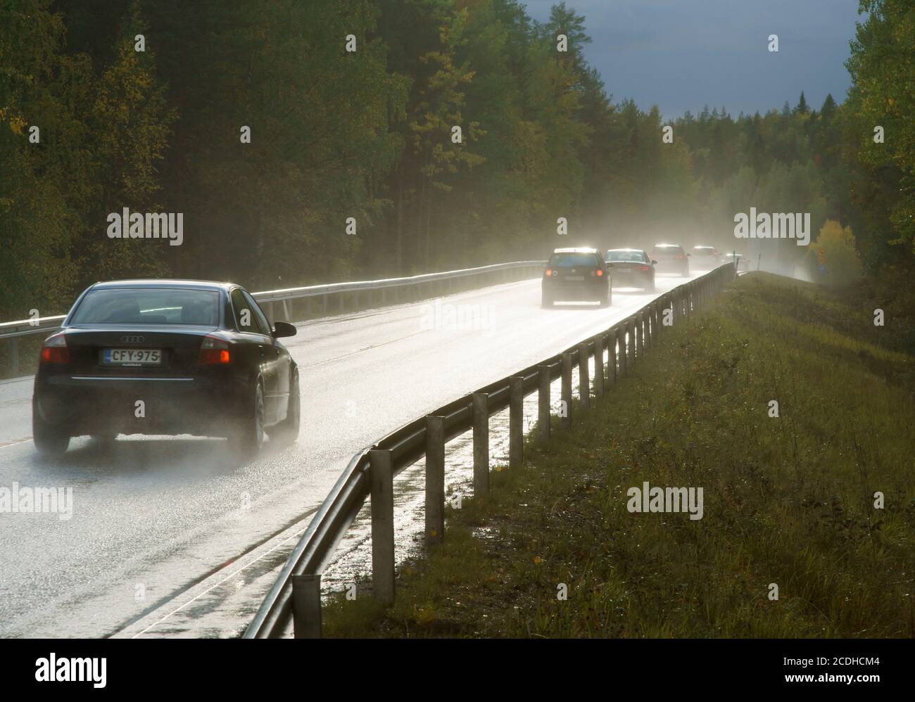 Voitures roulant sur l'autoroute humide 9 ( ' ysitie ') par un jour pluvieux à été , Finlande Banque D'Images