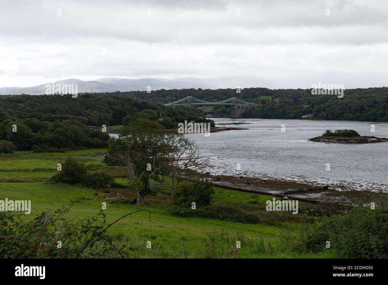 Vue sur le pont suspendu de Thomas Telford qui rejoint l'île d'Anglesey au pays de Galles. Banque D'Images