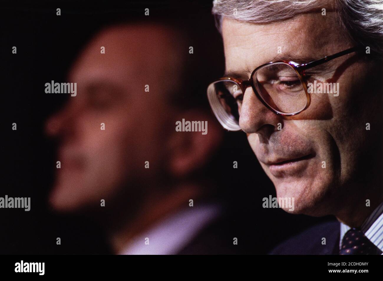 Le Premier ministre John Major MP a pris la parole lors du lancement du Conseil de financement de l'éducation complémentaire de la FEFC au QEII Conference Centre de Westminster avec le député John Patten derrière lui. 01 mars 1993. Photo: Neil Turner Banque D'Images