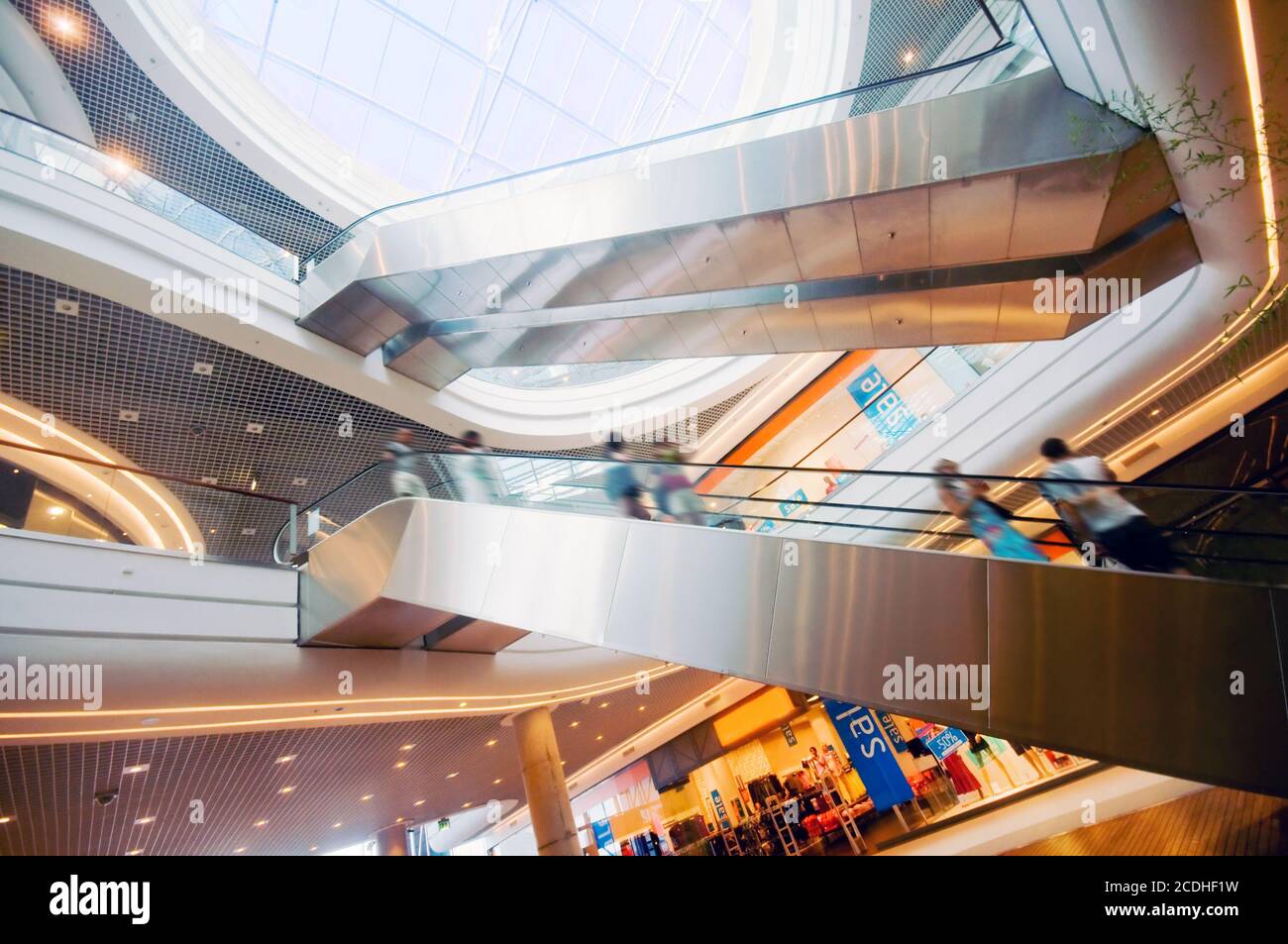 Centre commercial moderne. Les escalators Banque D'Images