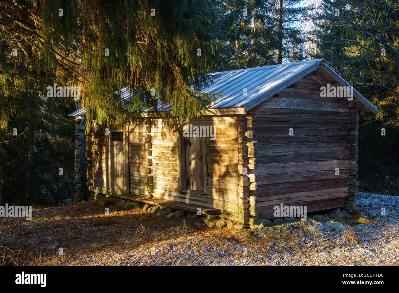Ancienne cabane en rondins à l'automne, en Finlande Banque D'Images