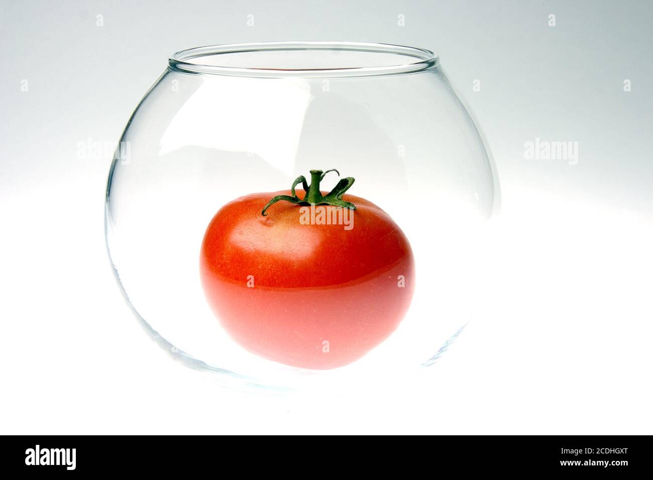 tomates mûres rouges dans un pot rond en verre Banque D'Images