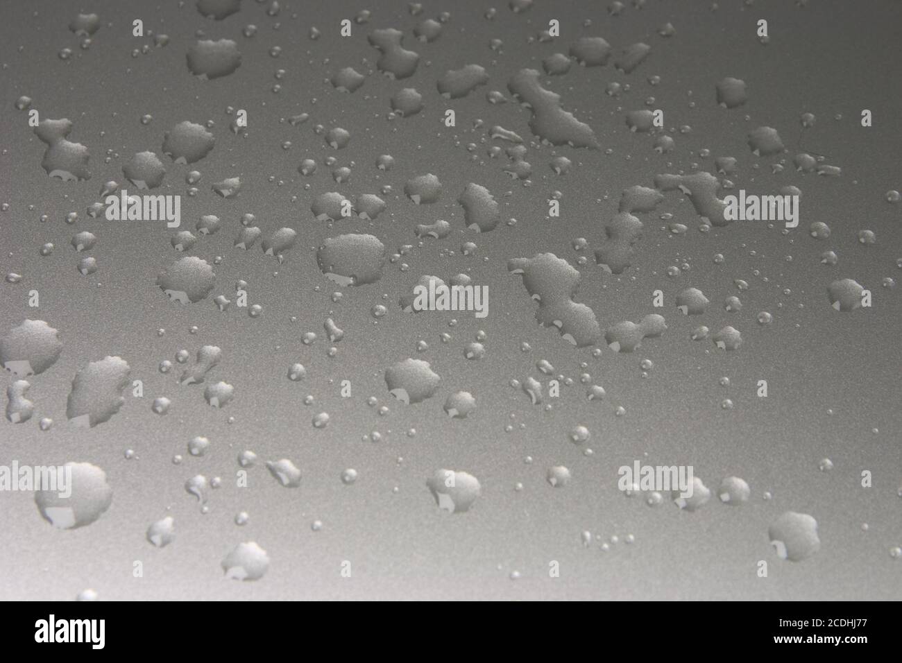 gouttes d'eau transparentes après une pluie sur un métal Banque D'Images
