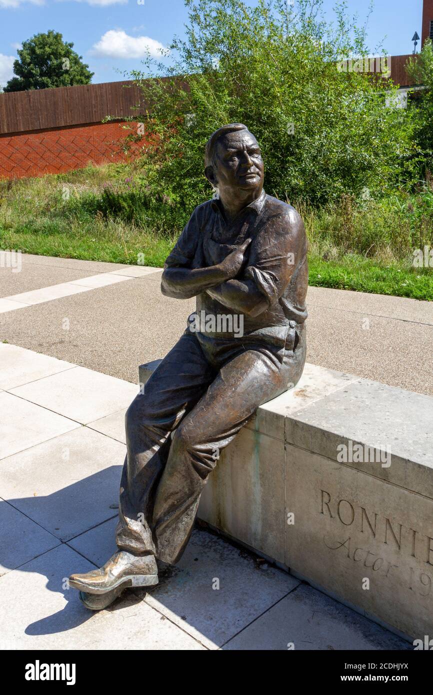 La statue en bronze de la légende de la comédie récente Ronnie Barker devant le théâtre Aylesbury Waterside, à Aylesbury, Buckinghamshire, Royaume-Uni. Banque D'Images