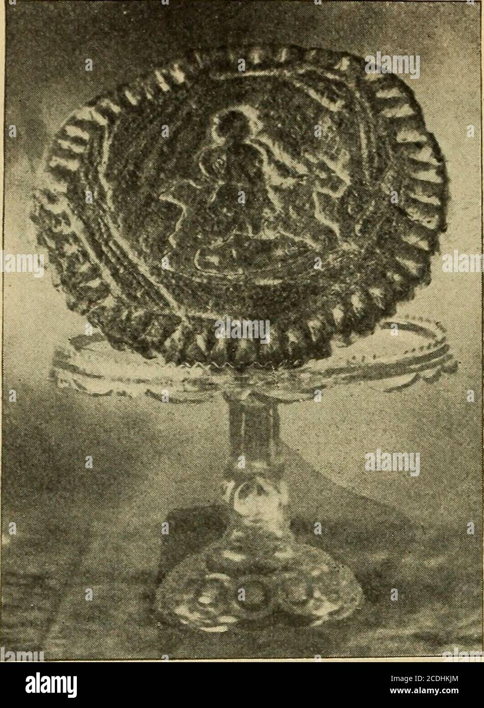 . La fierté du ménage; la gestion complète des boulangers . Copyright, 1900, par M. A. & K. M. Heinzer. GÂTEAU AUX AMANDES. ^2 GÂTEAU AUX amandes. 1 3 pinces de farine. Je pince de sucre. 3 oeufs. ?? ^ livre d'amandes hachées. I niveau d'ammoniac râpé. COMMENT MÉLANGER. Mélanger le sucre, les œufs, l'ammoniac et les amandes ensemble halfa minute, puis ajouter la farine et mélanger soigneusement. Placer la pâte sur une table et la rouler de long et I diamètre de l'inchin (avec les mains), Ensuite, aplatissez-le de 2 pouces de large et coupez les petits morceaux d'un pouce de large et mettez-les en place sur une casserole graissée, avec le côté coupé vers le haut, à un pouce de distance. Lavez Banque D'Images
