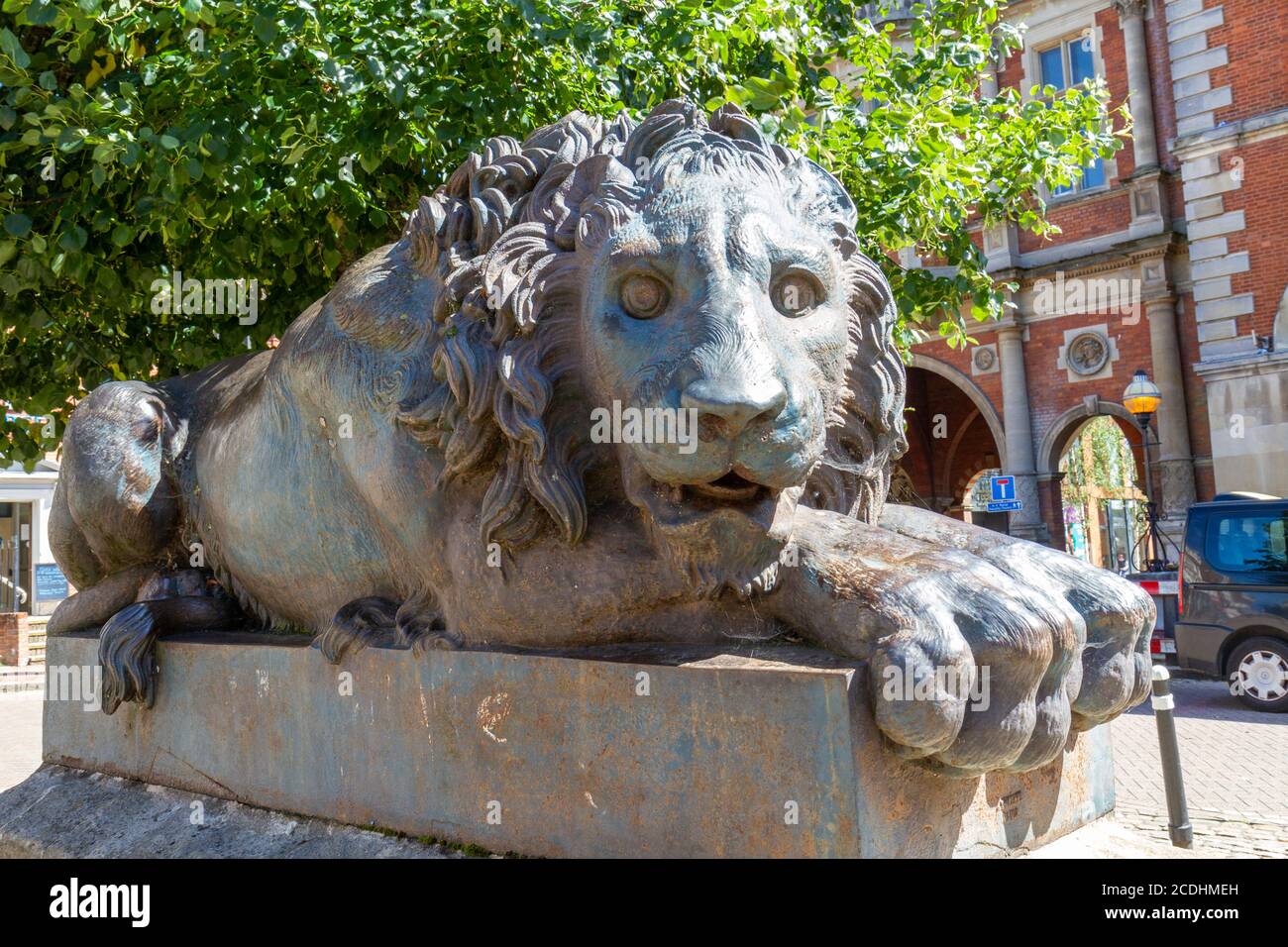 Une des deux sculptures du lion à Market Square, Aylesbury, Buckinghamshire, Royaume-Uni. Banque D'Images