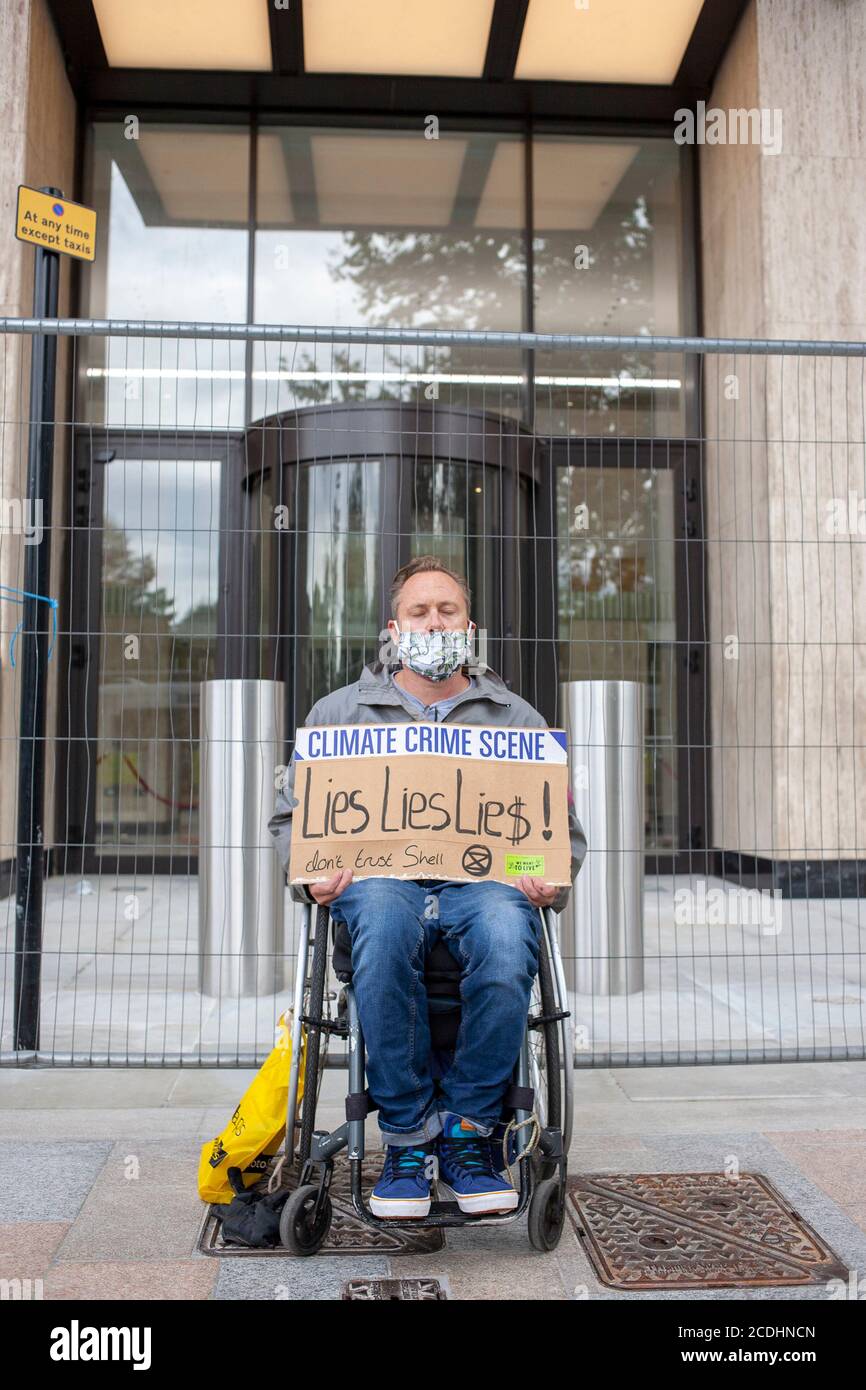 Un homme est assis dans un fauteuil roulant devant le Shell Center, le siège social de Shell UK Ltd., dans le cadre d'une manifestation de rébellion d'extinction. La campagne d’aujourd’hui, « mensonges, lobbying et lavage de verdure » exige que Shell arrête toute exploration de nouveaux gisements de pétrole et de gaz, et entame un processus rapide et continu de fin de l’extraction des combustibles fossiles. Crédit : Neil Atkinson/Alay Live News. Banque D'Images