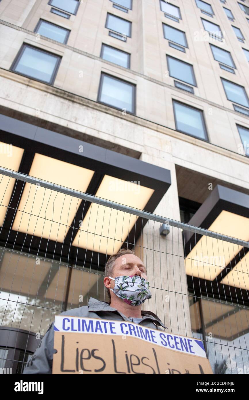 Un homme est assis dans un fauteuil roulant devant le Shell Center, le siège social de Shell UK Ltd., dans le cadre d'une manifestation de rébellion d'extinction. La campagne d’aujourd’hui, « mensonges, lobbying et lavage de verdure » exige que Shell arrête toute exploration de nouveaux gisements de pétrole et de gaz, et entame un processus rapide et continu de fin de l’extraction des combustibles fossiles. Crédit : Neil Atkinson/Alay Live News. Banque D'Images