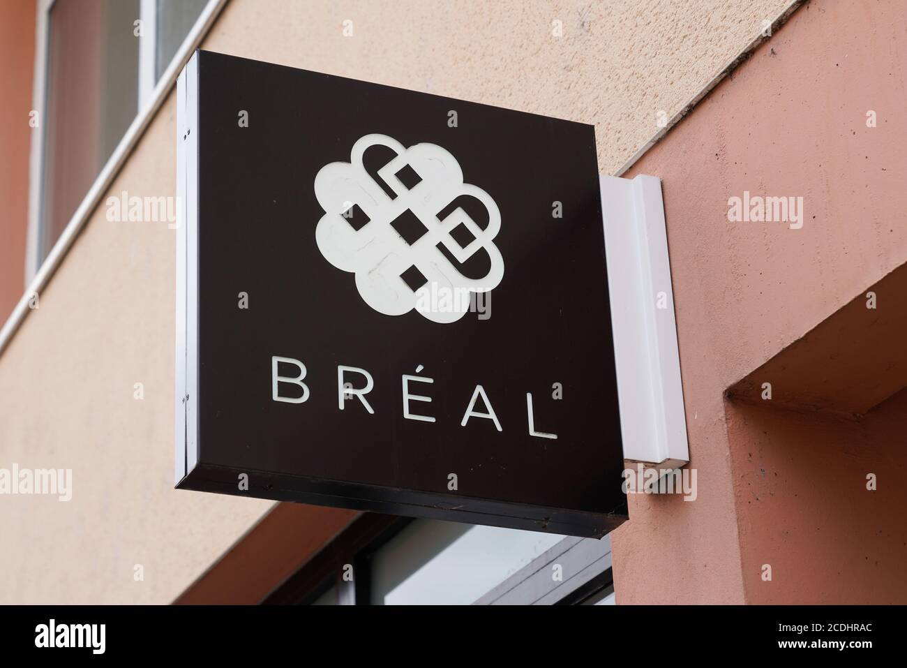 Bordeaux , Aquitaine / France - 08 25 2020 : enseigne Bréal logo avant de  la boutique de vêtements de Tore Bréal mode femmes Photo Stock - Alamy