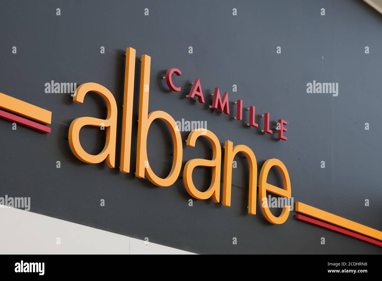 Bordeaux , Aquitaine / France - 08 25 2020 : camille albane signe texte et logo boutique avant magasin femmes salon de coiffure français Banque D'Images