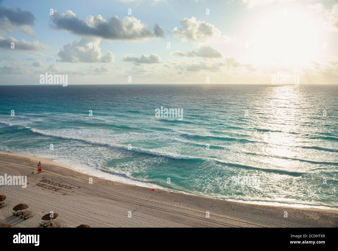 Vue en grand angle d'un lever de soleil sur l'océan et plage à Cancun au Mexique Banque D'Images