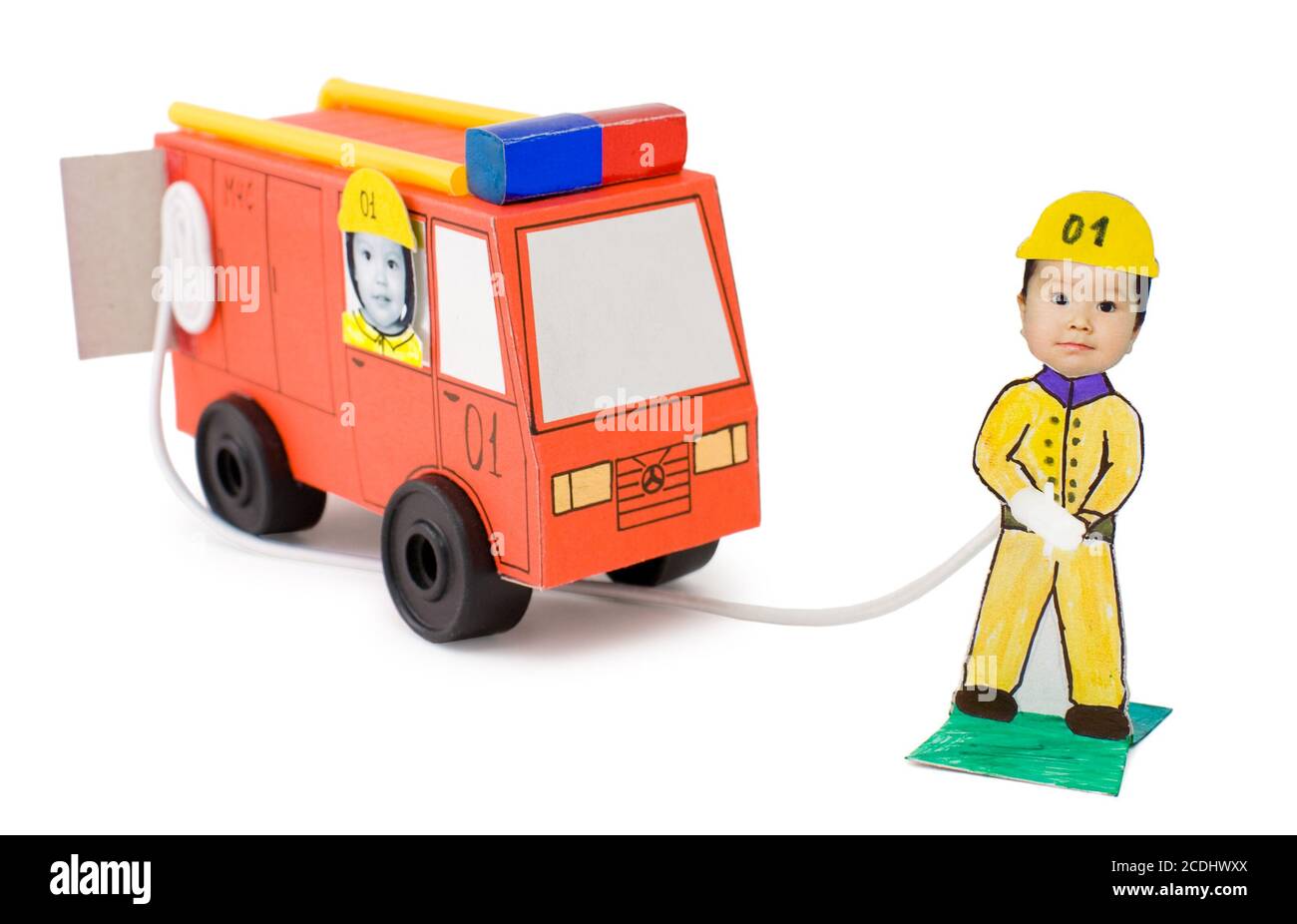 pompiers, artisanat en carton pour enfants Banque D'Images