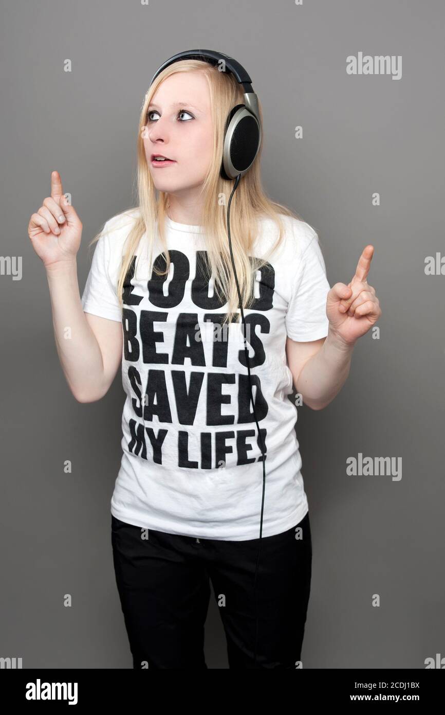 Jeune femme avec un casque et T-shirt imprimé Banque D'Images