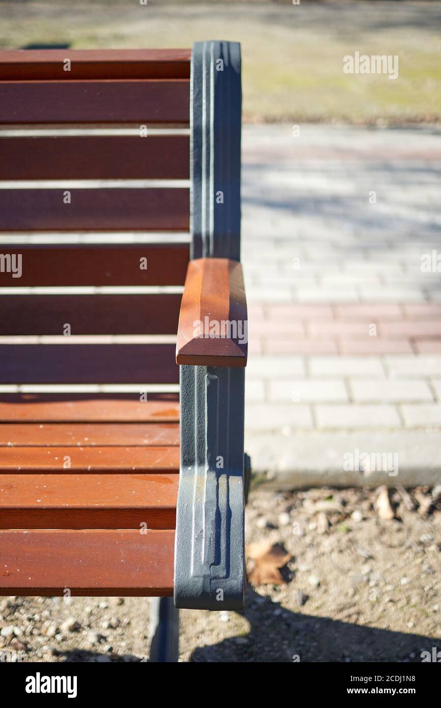 Banc en bois dans le parc de la ville. Banque D'Images